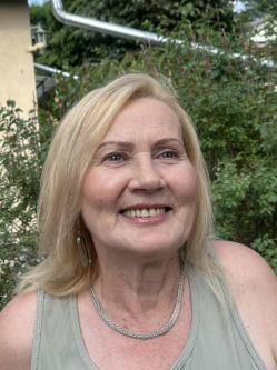 N�ra, 67 �ves t�rskeres� n�, Budapest