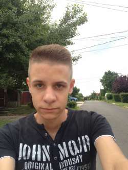 D�vid, 32 �ves t�rskeres� f�rfi, P�cel