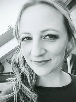 M�ni, 35 �ves t�rskeres� n�, Szentes