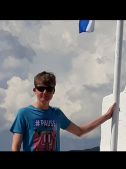 �d�m, 25 �ves t�rskeres� f�rfi, Domony