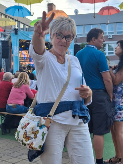 Erzsi, 68 �ves t�rskeres� n�, Martf�