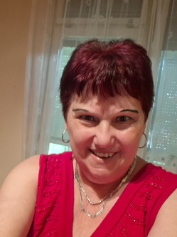 Zsuzsi, 70 �ves t�rskeres� n�, G�d�ll�