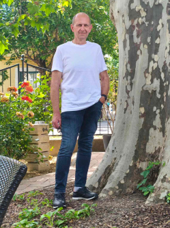 Alex, 60 �ves t�rskeres� f�rfi, Cegl�d