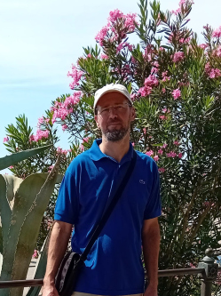 Lolo, 50 �ves t�rskeres� f�rfi, G�rdony
