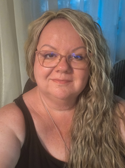 Judit, 56 �ves t�rskeres� n�, J�szber�ny