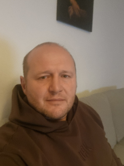 Csaba, 45 �ves t�rskeres� f�rfi, Cegl�d