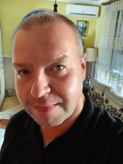 P�ter, 42 �ves t�rskeres� f�rfi, Ap�tfalva