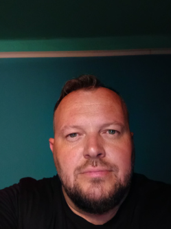Imi, 44 �ves t�rskeres� f�rfi, T�r�kszentmikl�s
