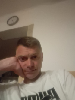 Tomi, 40 �ves t�rskeres� f�rfi, Kaj�rp�c