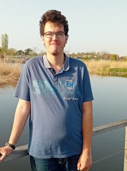 Levi, 25 �ves t�rskeres� f�rfi, Magl�d