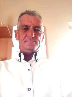 Tibor, 53 �ves t�rskeres� f�rfi, Ny�rbog�t