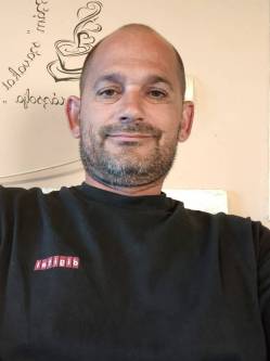 Lajos, 47 �ves t�rskeres� f�rfi, J�szlad�ny