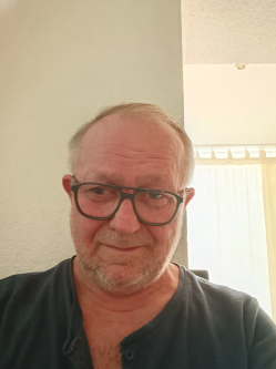 L�szl�, 65 �ves t�rskeres� f�rfi, Kun�gota