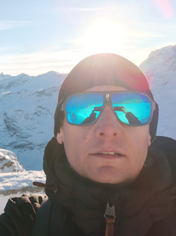 Zoli, 41 �ves t�rskeres� f�rfi, Em�d
