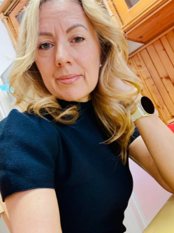 Ilona, 45 �ves t�rskeres� n�, Budapest