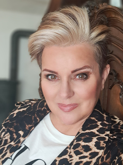 Anna, 55 �ves t�rskeres� n�, H�v�z