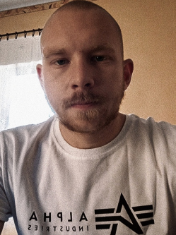 Viktor, 24 �ves t�rskeres� f�rfi, J�szber�ny