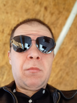 Norbert, 48 �ves t�rskeres� f�rfi, Ny�kl�dh�za
