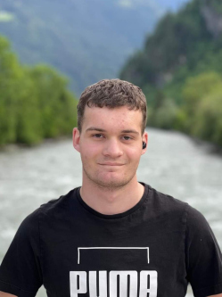 Dominik, 20 �ves t�rskeres� f�rfi, Herend