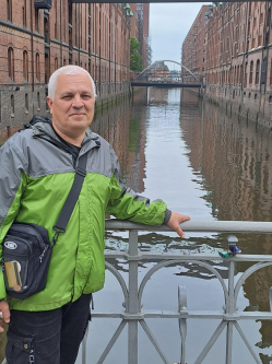 Tomi, 54 �ves t�rskeres� f�rfi, Magl�d
