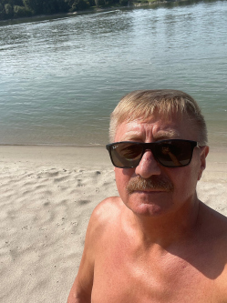 J�zsi, 65 �ves t�rskeres� f�rfi, Bat�