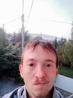 Zoli, 45 �ves t�rskeres� f�rfi, Kunsziget