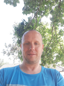 P�ter, 46 �ves t�rskeres� f�rfi, Celld�m�lk