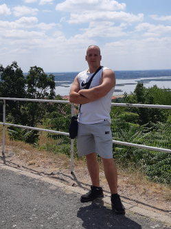 Zoli, 41 �ves t�rskeres� f�rfi, �rd
