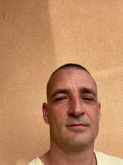 Robi, 41 �ves t�rskeres� f�rfi, M�riap�cs