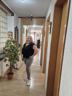 Marti, 58 �ves t�rskeres� n�, Szendr�