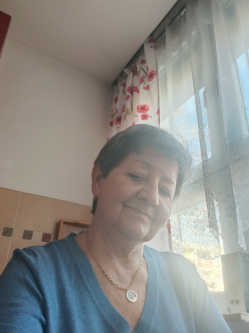 Helga, 69 �ves t�rskeres� n�, Tatab�nya