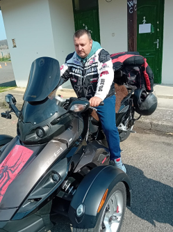 R�bert, 49 �ves t�rskeres� f�rfi, Domb�v�r