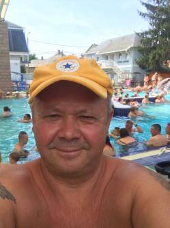 Laci, 65 �ves t�rskeres� f�rfi, G�d�ll�