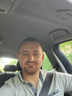 Tibi, 34 �ves t�rskeres� f�rfi, L�b�ny