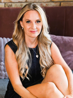 Brigitta, 51 �ves t�rskeres� n�, Tata