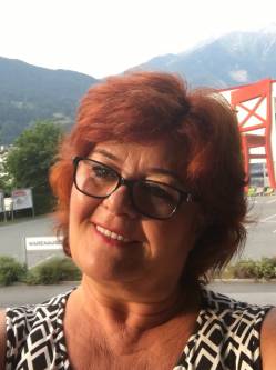 Sziszi, 61 �ves t�rskeres� n�, Salg�tarj�n