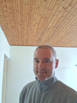 R�bert, 47 �ves t�rskeres� f�rfi, Kisk�r�s