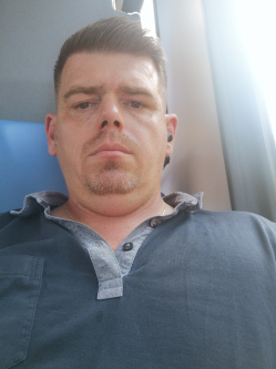 Robi, 39 �ves t�rskeres� f�rfi, V�mosgy�rk