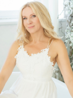 Anna, 57 �ves t�rskeres� n�, P�cel