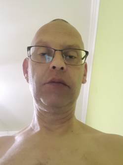 L�szl�, 48 �ves t�rskeres� f�rfi, Magyarszentmikl�s