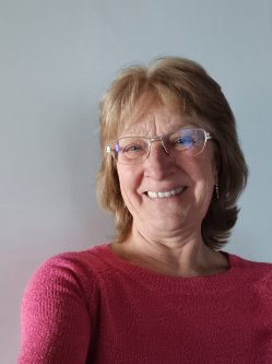 Viki, 68 �ves t�rskeres� n�, Tatab�nya