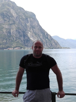 D�niel, 40 �ves t�rskeres� f�rfi, Bagam�r