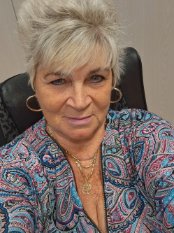 Ila, 63 �ves t�rskeres� n�, Sz�zhalombatta