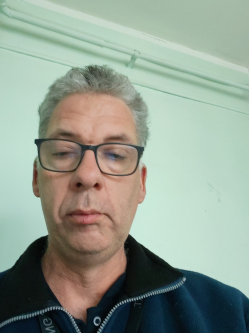 Zoli, 54 �ves t�rskeres� f�rfi, S�meg