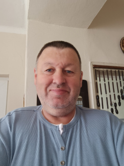 Ati, 52 �ves t�rskeres� f�rfi, Ih�sz