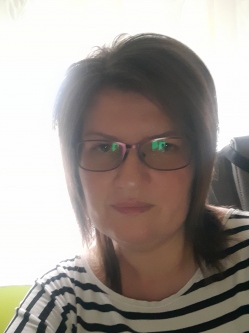 Zsanett, 44 �ves t�rskeres� n�, K�nya