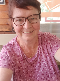 Marika, 69 �ves t�rskeres� n�, Ajka