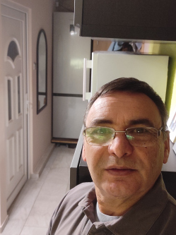 J�zsef, 63 �ves t�rskeres� f�rfi, L�batlan