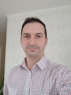 S�ndor, 47 �ves t�rskeres� f�rfi, T�gl�s
