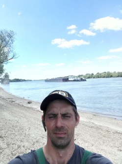 J�zsef, 42 �ves t�rskeres� f�rfi, Egyek
